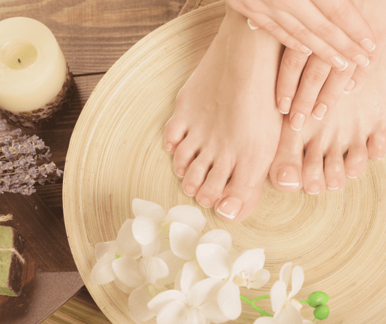 jolis pieds et mains manucurés
