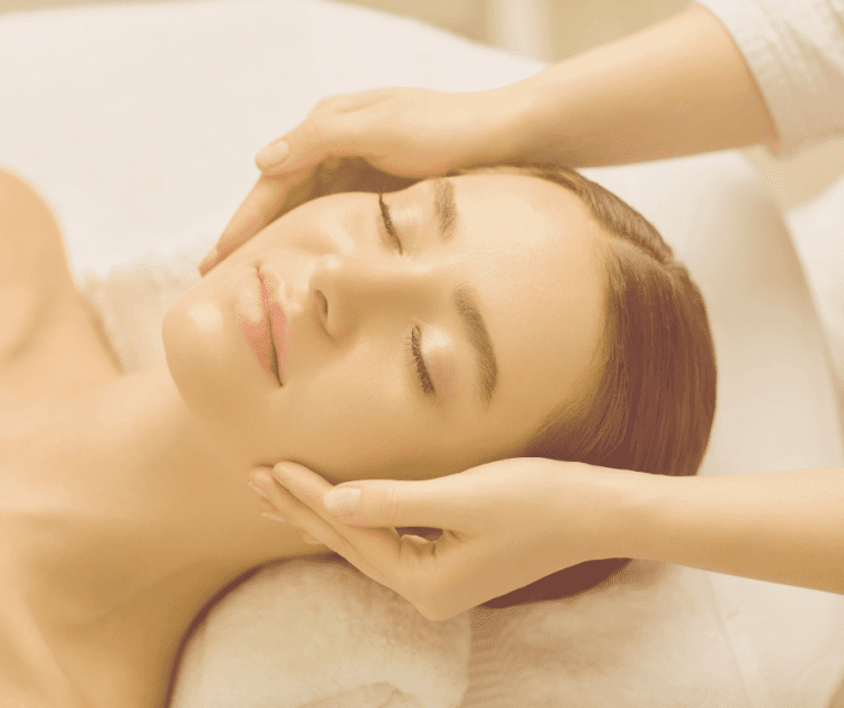 femme en train de profiter d'un soin du visage