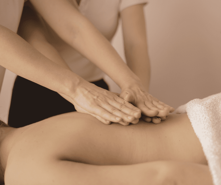 personne montrant un geste de massage