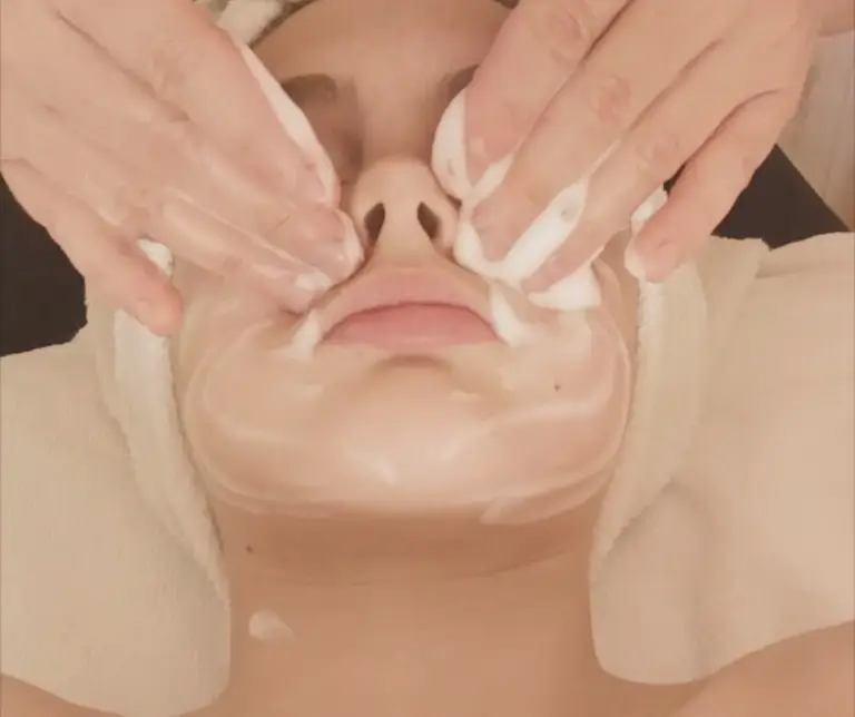 nettoyage visage ado avec de la mousse