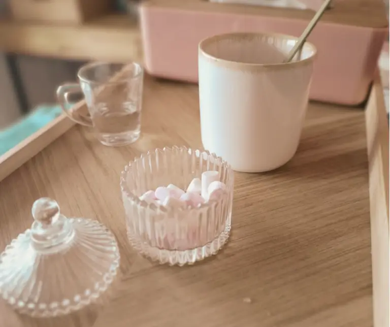 plateau avec une tasse de thé et bonbonnière