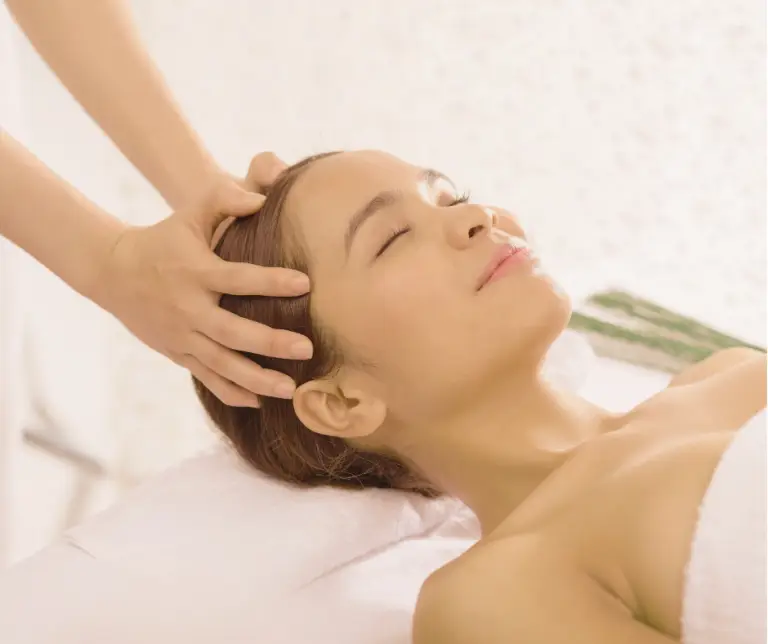 Femme se faisant masser le cuir chevelu