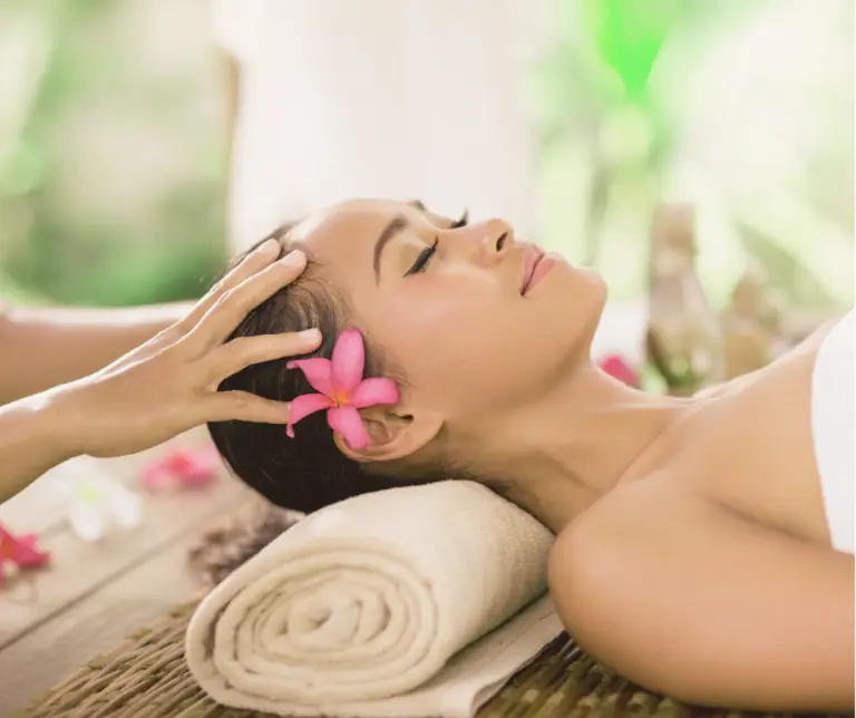 Femme se faisant masser la tête