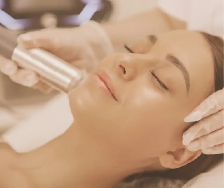 Femme bénéficiant d'un soin hydrafacial