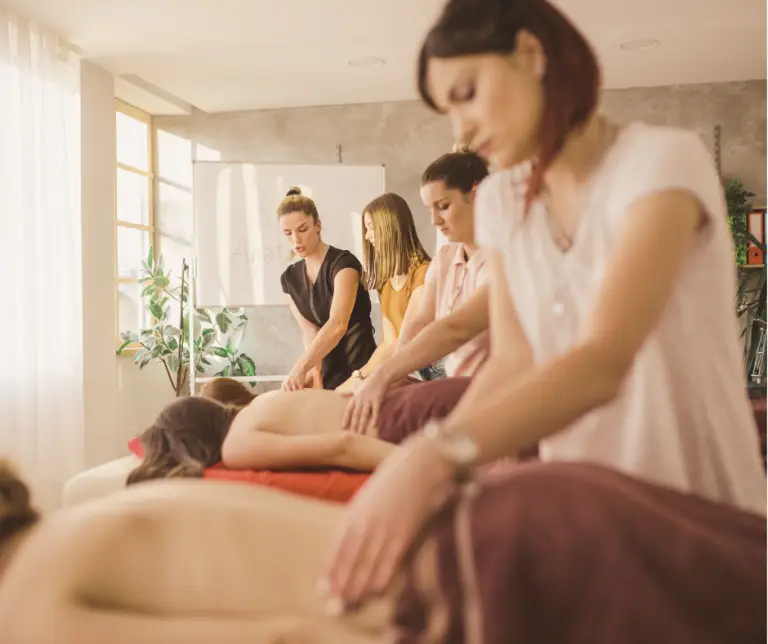 Formatrice apprenant le massage